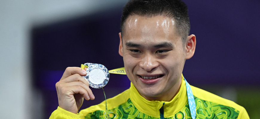 Diver Shixin Li holding silver medal