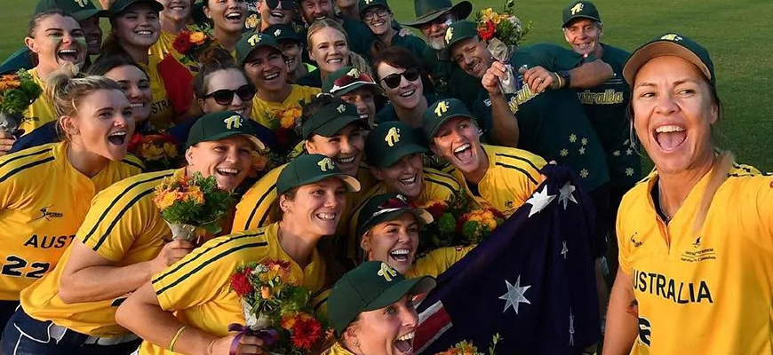 Aussie softballers group photo after qualifying for Olympics